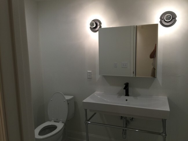 Foto del edificio - 827 N State St