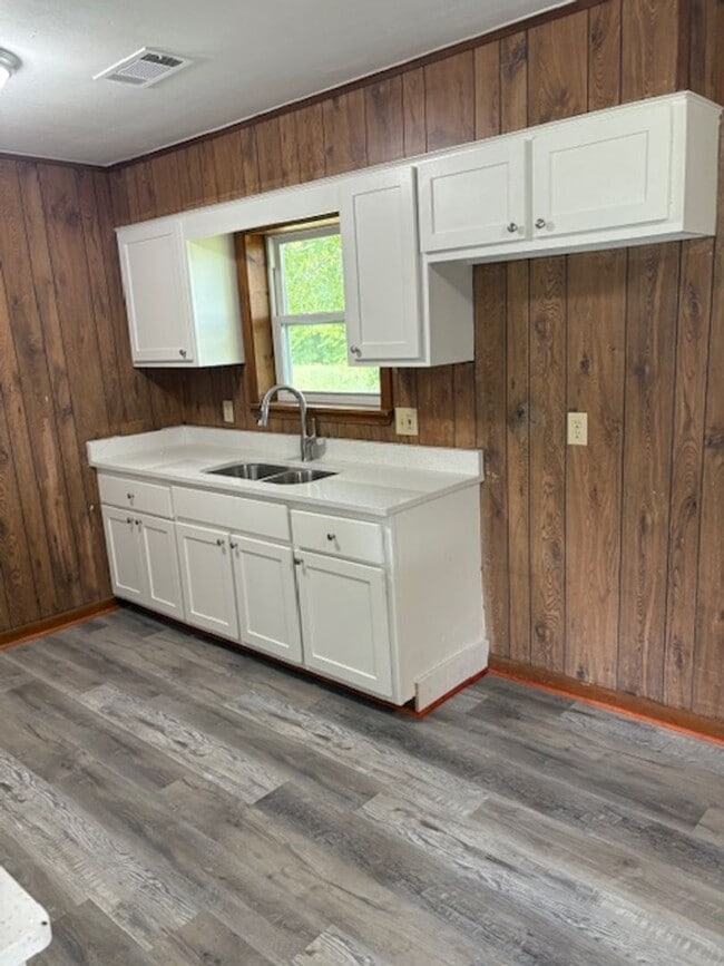 Building Photo - Renovated 3 Bedroom 1 Bath Home for Sale!
