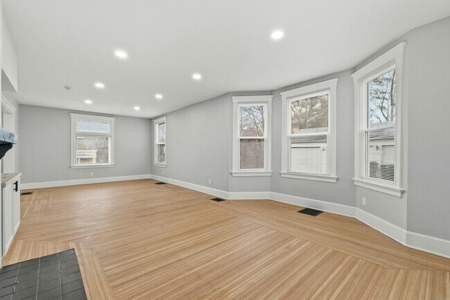 Building Photo - 2978 Wardall Ave