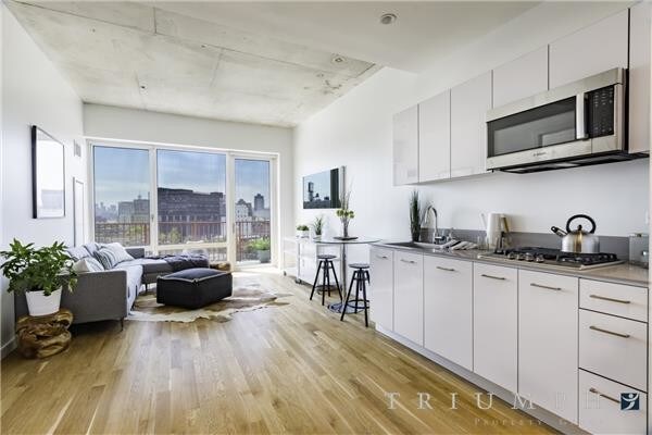 Foto principal - 22-22 Jackson Avenue