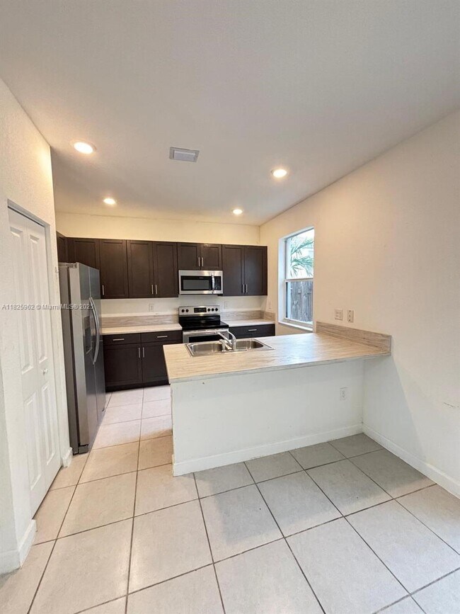 Foto del edificio - 2684 SE 11th Ct