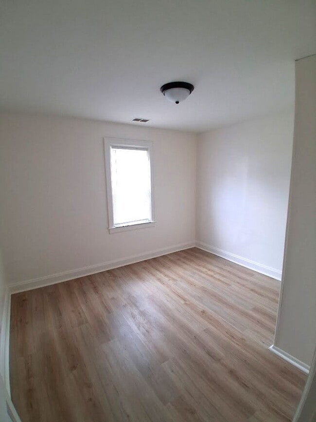 Building Photo - Newly Renovated One Bedroom Apartment in S...
