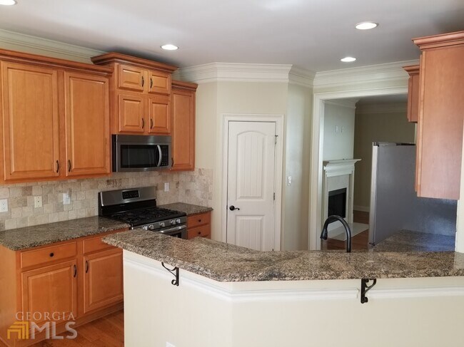 Building Photo - 407 Lexington Village