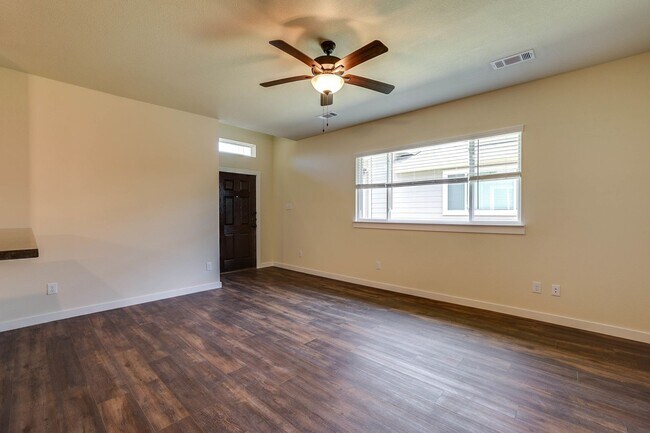 Foto del edificio - AVAILABLE NOW! GORGEOUS 4 BEDROOM DUPLEX L...