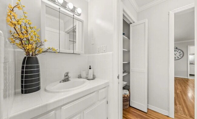 Foto del edificio - Spacious 1 bedroom 1 bathroom top floor unit in a highly desirable west side location!