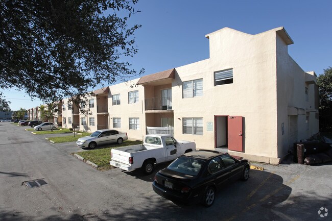 2851 Griffin Rd - Hollywood Park North
