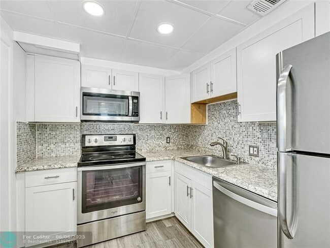 Building Photo - 2950 N Palm Aire Dr