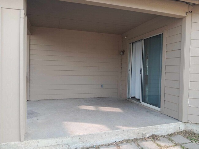 Foto del edificio - 7807 Hedrick Farm