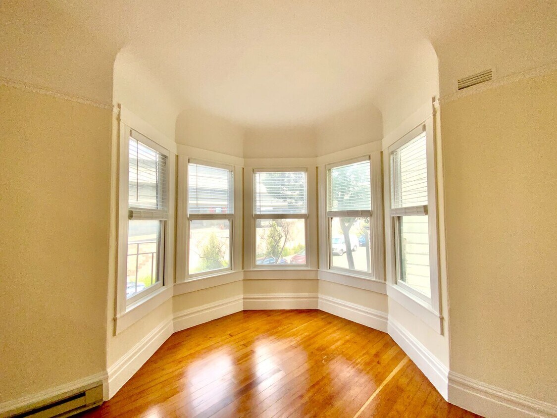 Foto principal - RENOVATED 2BR. Dishwasher! Laundry On-Site...