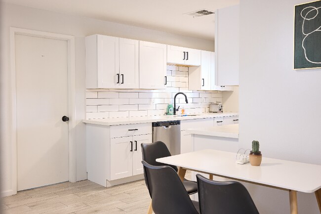 Foto del edificio - 1630 E 12th St