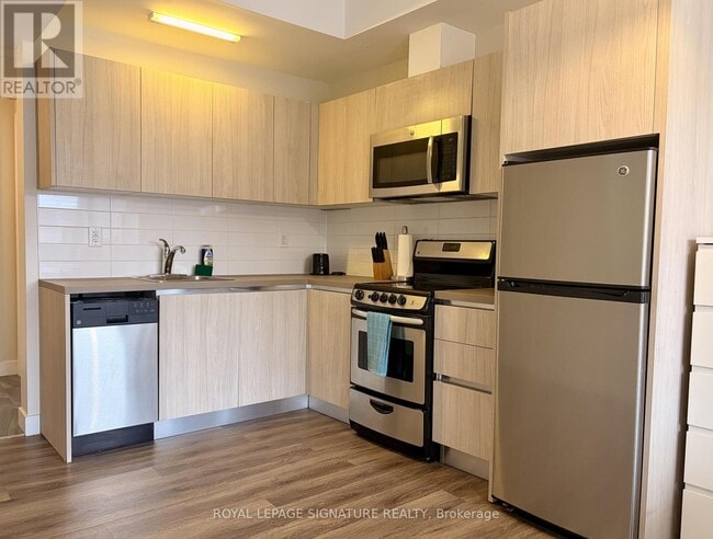 Building Photo - 335 College St