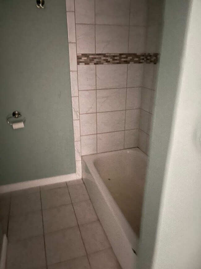 Foto del edificio - 3 Bedroom, 2 1/2 bath, 2 story condo for r...
