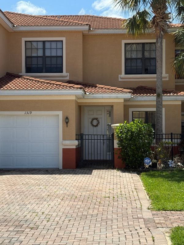 Primary Photo - 1319 Clove Dr