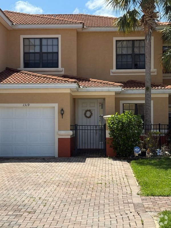 Building Photo - 1319 Clove Dr