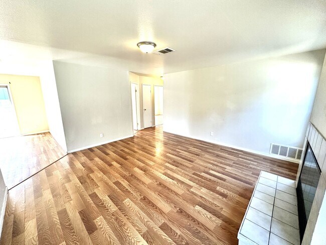 Building Photo - Nice & Quiet single family home in the cen...