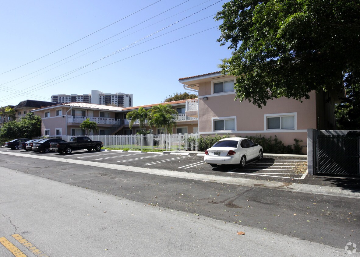 1163011640 N Bayshore Dr, North Miami, FL 33181 Apartments in North