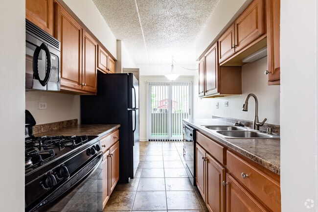 2HAB, 2BA - Cocina - Butterfield Towers Apartments