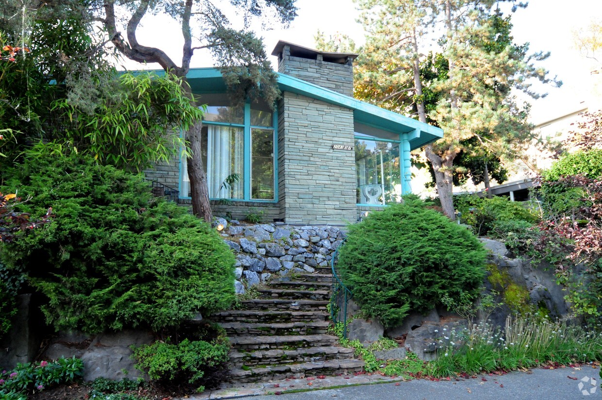 Primary Photo - 2043 43rd Ave E