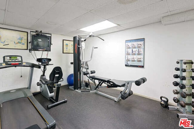 Building Photo - 906 N Doheny Dr