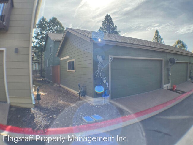 Building Photo - 3 br, 2.5 bath House - 1608 E Pecan Dr
