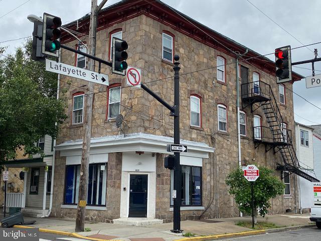 Building Photo - 825 Pond St