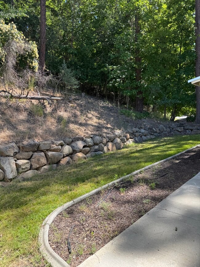 Building Photo - 412 N Lilac Ln
