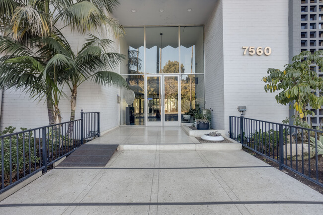 Building Entry - 7560 Hollywood Blvd