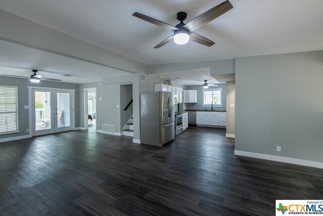 Foto del edificio - 636 Cypress Ridge Rd
