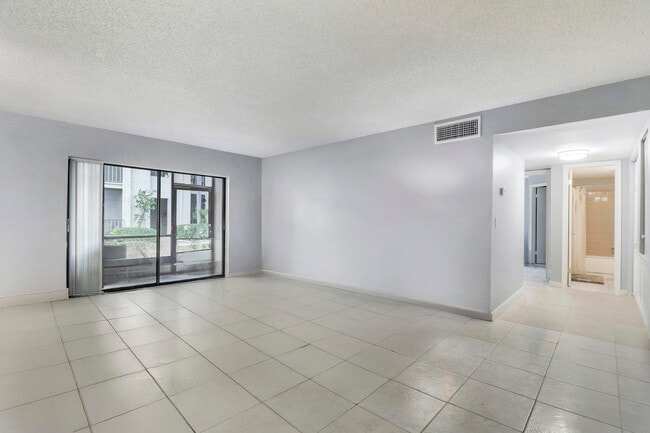 Building Photo - 150 Pineview Rd