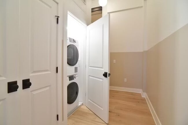 Building Photo - 30 W Broad St