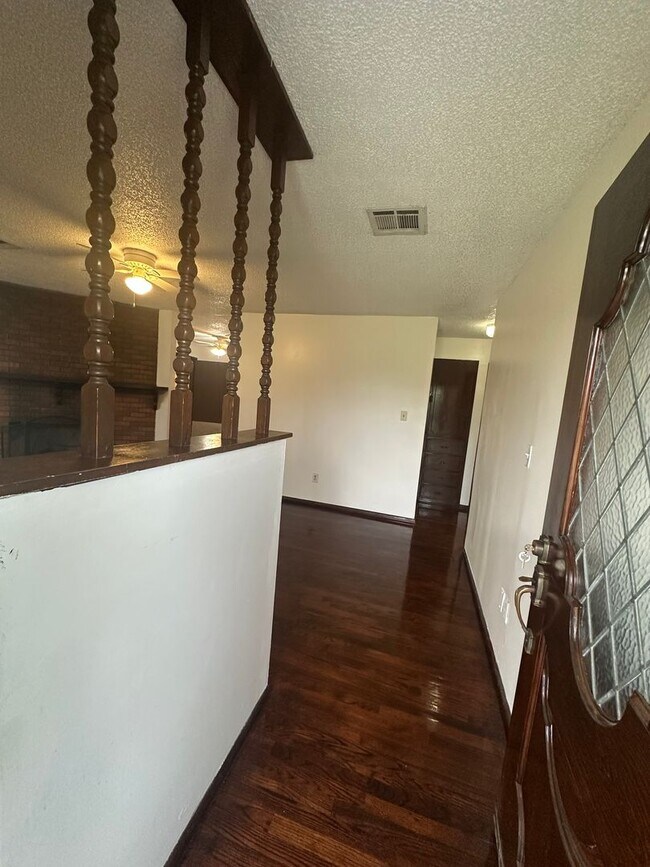 Foto del edificio - 4 Bed, 2 Bath, 2 dInng, 2 Living