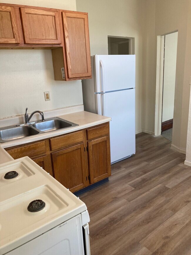 Cocina - 90 Kaufmann Ave