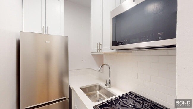 Building Photo - 318 E 89th St