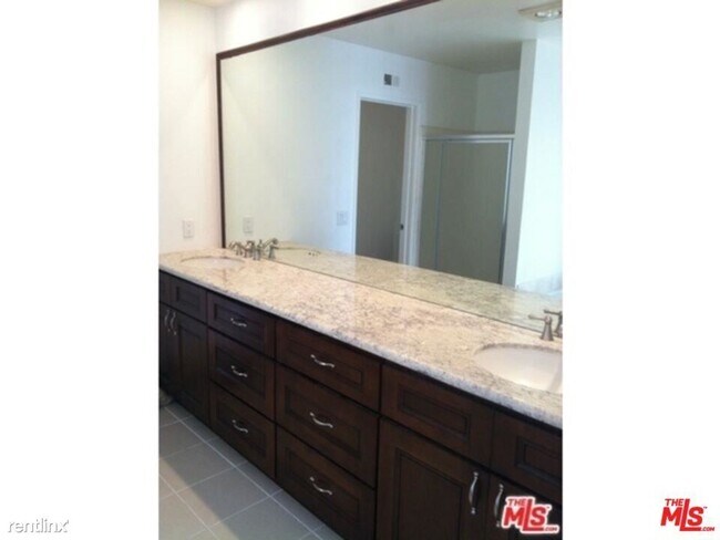Building Photo - 2 br, 3 bath Townhome - 1593 Michael Ln