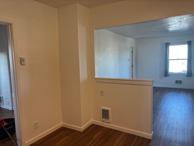 Comedor de la cocina al salón. El primer dormitorio está a la izquierda. - 1725 S 35th St
