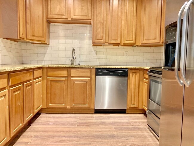 Building Photo - REMODELED TOWNHOUSE with 3 Levels of Livin...