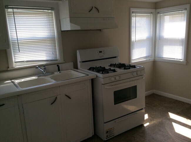 Building Photo - Cute 1 Bedroom South Omaha Home with Garag...