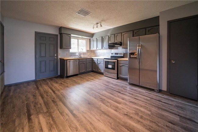 Building Photo - 2813 Panay Dr