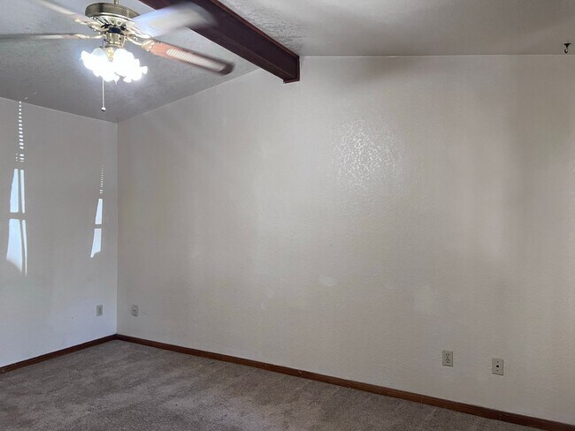 Foto del edificio - 2 bedroom/1 bathroom Duplex