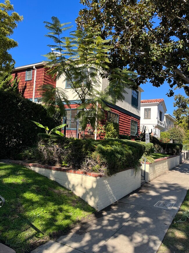 Foto del edificio - 441 S Doheny Dr