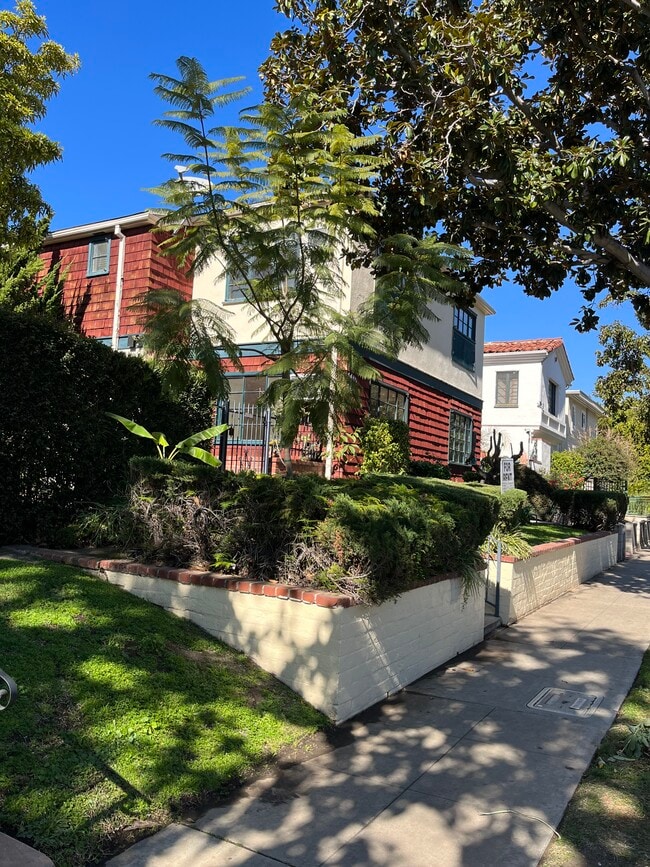 Building Photo - 441 S Doheny Dr