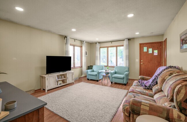 Building Photo - 2715 Kirkwood Ln N