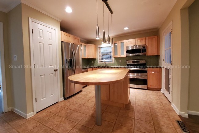 Foto del edificio - HALF OFF FIRST MONTH'S RENT! 134 Wyanoke Ave