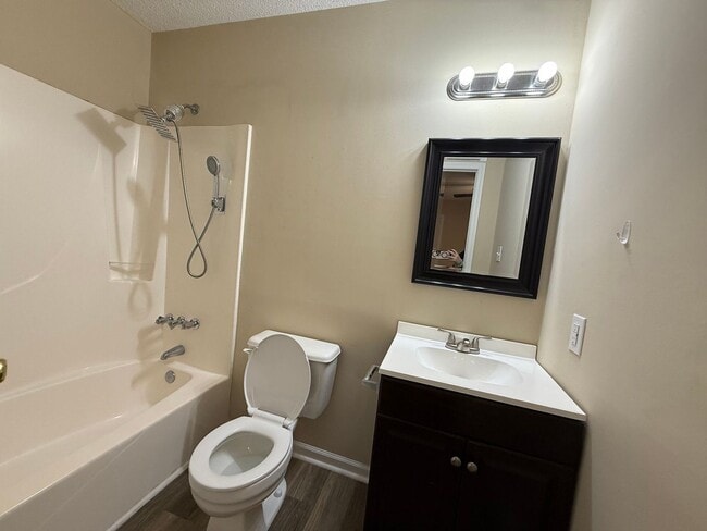 Building Photo - 2 bedroom, 2 bath Duplex