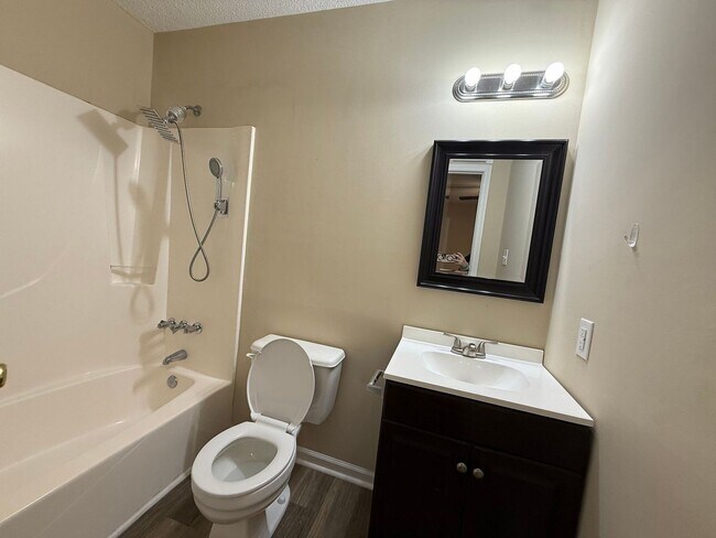 Foto del edificio - 2 bedroom, 2 bath Duplex