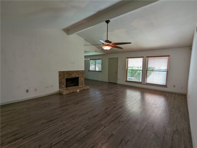 Foto del edificio - 13039 Silver Creek Dr