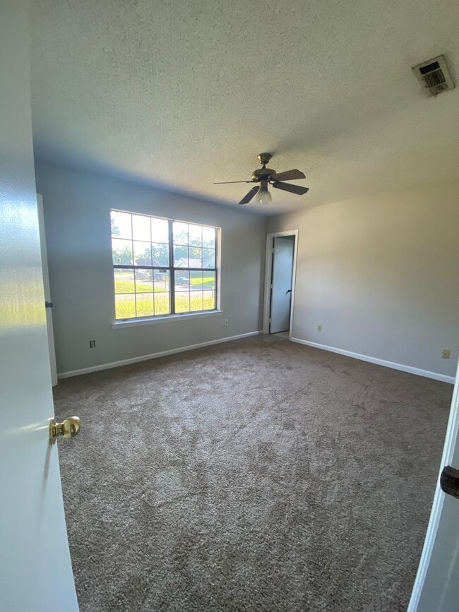 Building Photo - Ridgewood Subdivision Gem: 3-Bedroom Home with Fenced Yard.