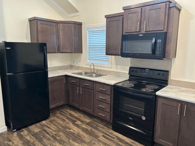 Foto del edificio - 5215 Crestway Rd