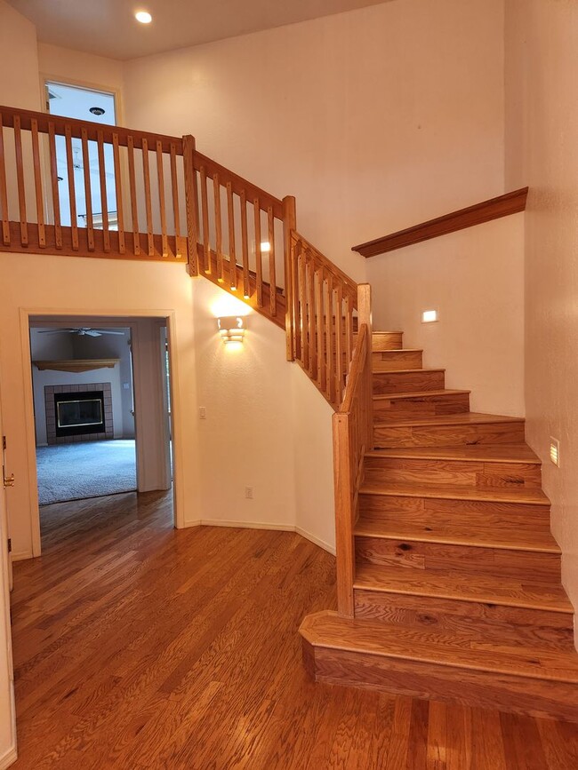 Building Photo - Spacious Country Club Home