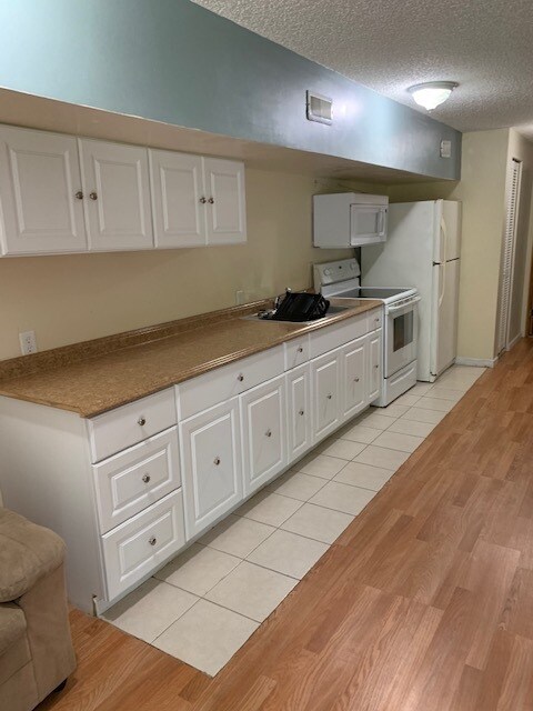 Primary Photo - 978 S Live Oak Dr